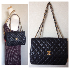 80's vintage CHANEL classic 2.55 black lambskin double chain shoulder bag with golden CC closure. Perfect daily use bag