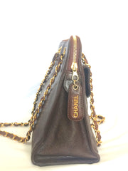 Vintage CHANEL dark brown caviarskin chain shoulder tote bag with golden CC closure. Classic and daily use bag
