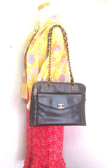 Vintage CHANEL dark brown caviarskin chain shoulder tote bag with golden CC closure. Classic and daily use bag