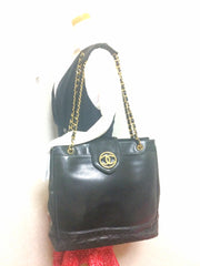 Vintage CHANEL black calf leather large chain shoulder tote bag with golden CC mark motif at flap. Classic purse for daily use.