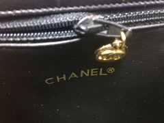 Vintage CHANEL black calf leather large chain shoulder tote bag with golden CC mark motif at flap. Classic purse for daily use.