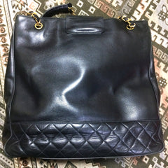 Vintage CHANEL black calf leather large chain shoulder tote bag with golden CC mark motif at flap. Classic purse for daily use.