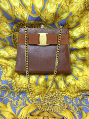 Vintage Salvatore Ferragamo brown lizard embossed leather golden chain clutch bag with vara gancini collection. Kiss lock closure purse.