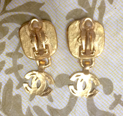 Vintage CHANEL dangling earrings with large CC mark and square silver tone gunmetal faux pearls. Rare, one-of-a-kind Chanel jewelry.