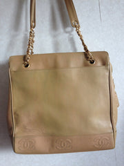 Vintage CHANEL brown beige caviar leather chain tote bag, shoulder purse with CC stitch marks. Classic and daily use bag