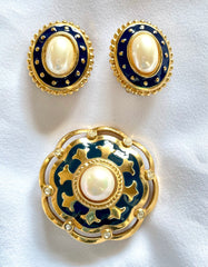 Vintage Burberry faux oval pearl and gold and navy tone detailed design earrings. Old Burberry masterpiece jewelry. 0503102