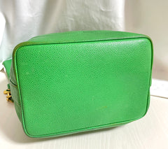 Vintage CHANEL green caviar leather hobo bucket shoulder bag with golden chain strap, drawstrings, and CC stitch mark. 041206an11