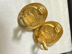 Vintage CHANEL golden earrings with oval shape faux pearl and engraved logo. Classic and elegant look. 0410133