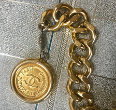 1980s-1990s. Vintage CHANEL golden thick chain belt with a golden CC charm and logo plate. 83cm at max