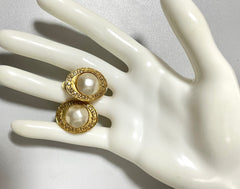 Vintage CHANEL golden earrings with oval shape faux pearl and engraved logo. Classic and elegant look. 0410133