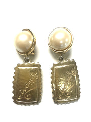 Vintage Givenchy faux pearl and golden dangle earrings with logo square plate. Chic and cute jewlery piece.