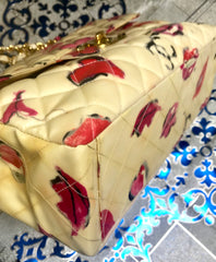 Vintage CHANEL cream vinyl coated canvas 2.55 jumbo chain shoulder bag with CC mark and lip illustration print. Rare masterpiece.