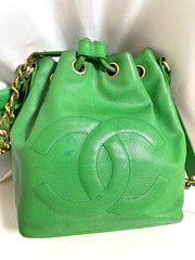Vintage CHANEL green caviar leather hobo bucket shoulder bag with golden chain strap, drawstrings, and CC stitch mark. 041206an11