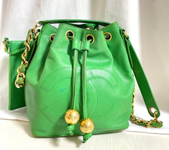 Vintage CHANEL green caviar leather hobo bucket shoulder bag with golden chain strap, drawstrings, and CC stitch mark. 041206an11
