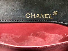 80's vintage CHANEL black lambskin shoulder bag with golden large CC closure and beak tip flap tip. Classic 2.55 bag