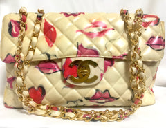 Vintage CHANEL cream vinyl coated canvas 2.55 jumbo chain shoulder bag with CC mark and lip illustration print. Rare masterpiece.