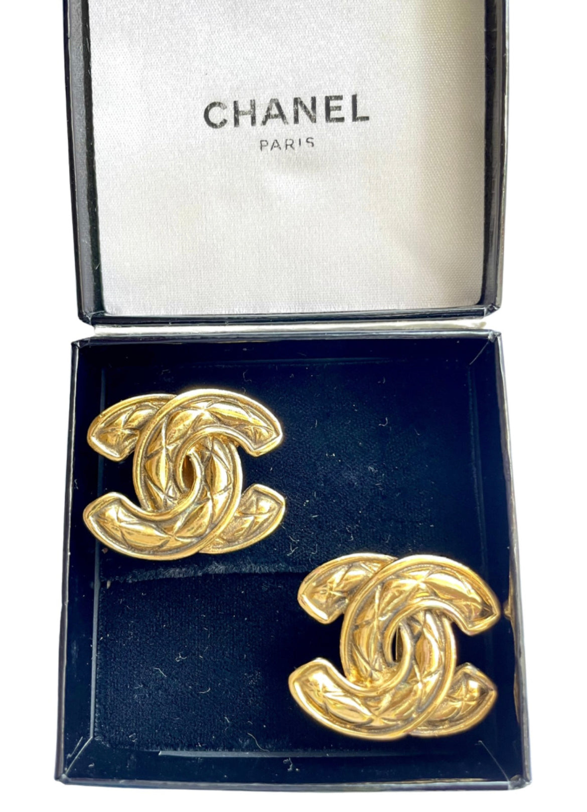 Vintage CHANEL earrings with matelasse CC marks. Beautiful and rare jewelry. 050327ya1