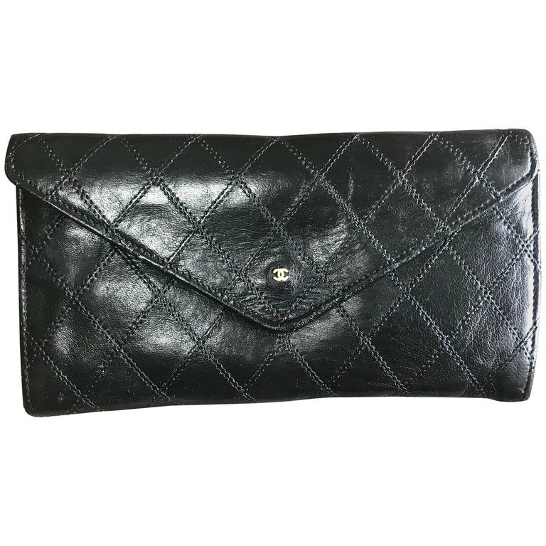 1980s. Vintage CHANEL black goatskin bill, card, checkbook long wallet pouch purse with mini CC motif. Classic unisex style.