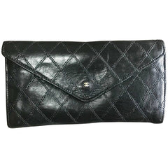 1980s. Vintage CHANEL black goatskin bill, card, checkbook long wallet pouch purse with mini CC motif. Classic unisex style.
