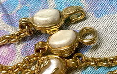 Vintage CHANEL golden chain and oval faux pearl necklace with CC mark motifs. Can be worn in double.