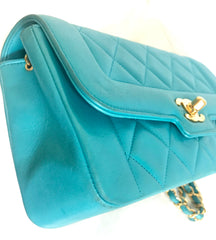 Vintage CHANEL emerald blue 2.55 chain shoulder bag with golden CC closure. Rare color purse. Must have collectible piece.