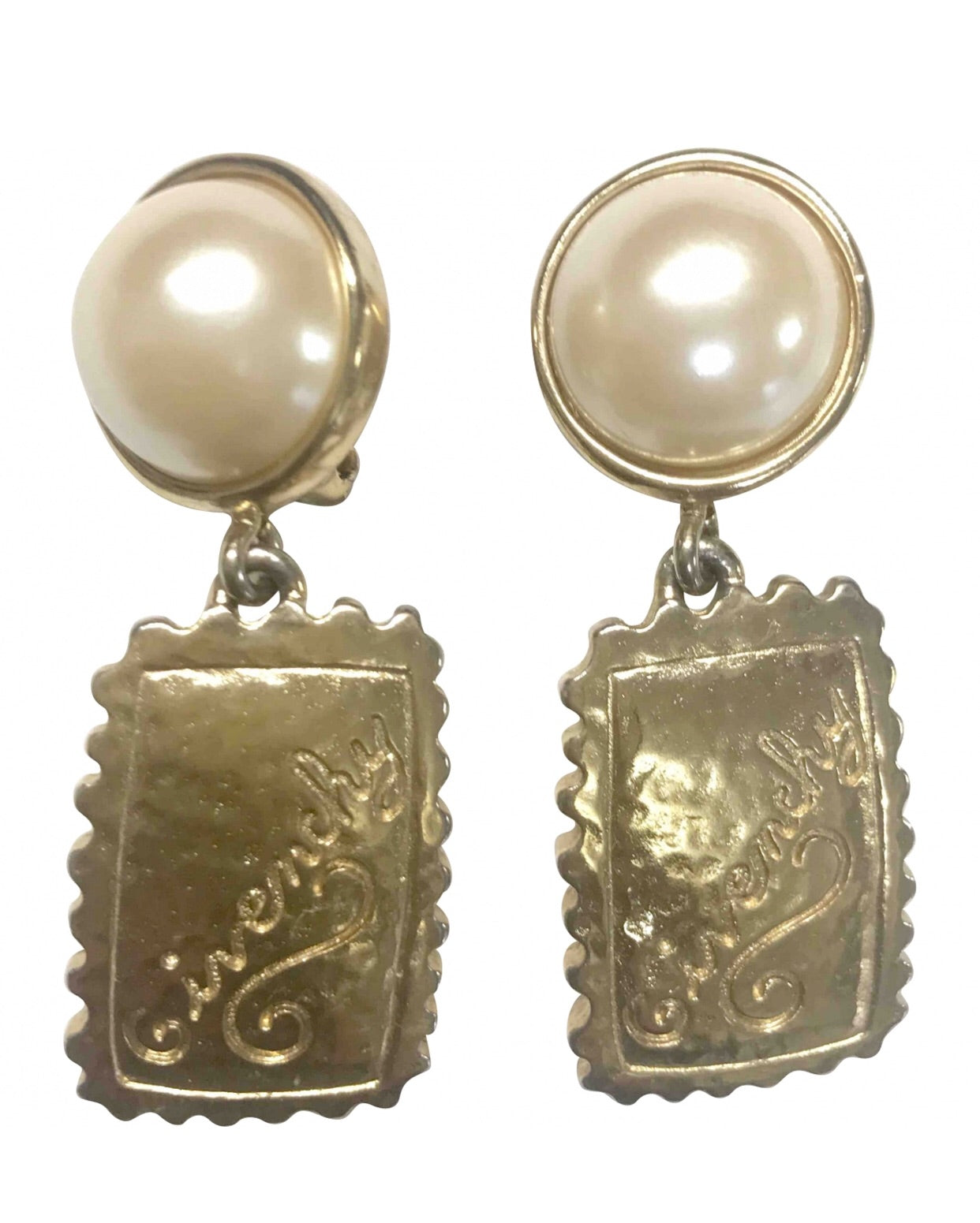 Vintage Givenchy faux pearl and golden dangle earrings with logo square plate. Chic and cute jewlery piece.