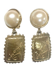 Vintage Givenchy faux pearl and golden dangle earrings with logo square plate. Chic and cute jewlery piece.