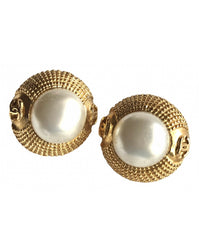 Vintage CHANEL gold tone round earrings with faux pearl and CC motifs. Great and rare Chanel vintage jewelry gift. 0406013