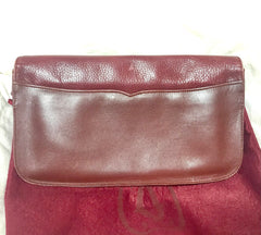 Vintage Cartier wine leather clutch bag with gold tone logo motif. Classic purse from must de Cartier Collection. 060926re8