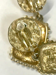 Vintage Givenchy faux pearl and golden dangle earrings with logo square plate. Chic and cute jewlery piece.
