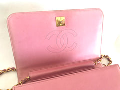 Vintage CHANEL milky pink genuine lizard leather 2.55 shoulder bag with golden CC mark and and chain strap. Rare masterpiece.