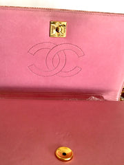 Vintage CHANEL milky pink genuine lizard leather 2.55 shoulder bag with golden CC mark and and chain strap. Rare masterpiece. 050323re10