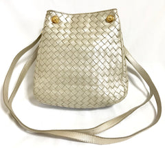 Vintage Bottega Veneta pearl white intrecciato woven lamb leather hobo shoulder bag. Beautiful classic purse.