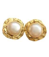 Vintage CHANEL golden flower frame and pearl earrings with CC mark. Beautiful jewelry piece. 0412011