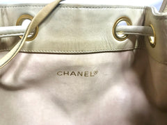 Vintage CHANEL beige quilted lamb leather hobo bucket shoulder bag with drawstrings and golden CC mark ball. 050320r3