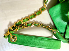 Vintage CHANEL green caviar leather hobo bucket shoulder bag with golden chain strap, drawstrings, and CC stitch mark. 041206an11