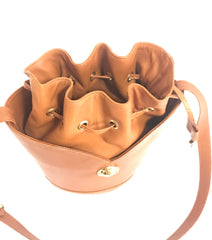 Vintage Chloe brown leather drawstring bucket hobo shoulder bag with a golden logo motif. Classic purse that never go out of style.