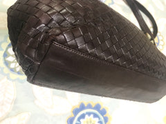 Vintage Bally dark brown lamb leather woven, intrecciato style shoulder bag with golden B logo motif. Classic purse. 050320r1