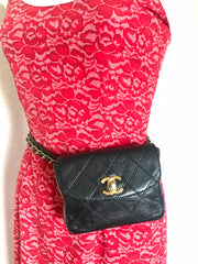 Vintage CHANEL black leather waist purse, fanny pack with golden chain belt and CC closure hock. 60-67cm, 23.5"-26.3" Goatskin.