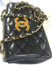 80's vintage CHANEL black lambskin shoulder bag with golden large CC closure and beak tip flap tip. Classic 2.55 bag