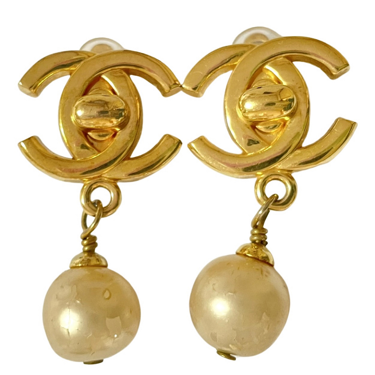 Vintage CHANEL golden turn lock CC and dangle pearl earrings. Very classic and popular jewelry. Coco mark earrings. 050327rc1