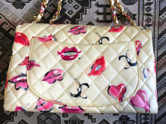 Vintage CHANEL cream vinyl coated canvas 2.55 jumbo chain shoulder bag with CC mark and lip illustration print. Rare masterpiece.