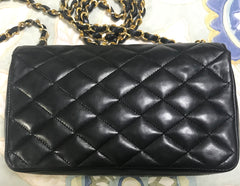 80's vintage CHANEL black lambskin shoulder bag with golden large CC closure and beak tip flap tip. Classic 2.55 bag