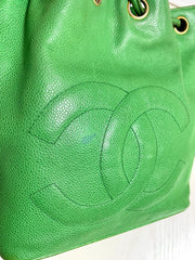 Vintage CHANEL green caviar leather hobo bucket shoulder bag with golden chain strap, drawstrings, and CC stitch mark. 041206an11