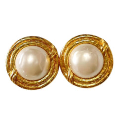 Vintage CHANEL gold tone large round earrings with faux pearl. Classic Chanel vintage jewelry gift. 0407281