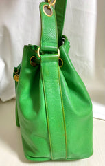 Vintage CHANEL green caviar leather hobo bucket shoulder bag with golden chain strap, drawstrings, and CC stitch mark. 041206an11