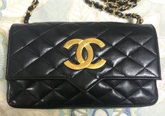 80's vintage CHANEL black lambskin shoulder bag with golden large CC closure and beak tip flap tip. Classic 2.55 bag