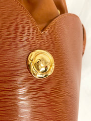 Vintage Chloe brown leather drawstring bucket hobo shoulder bag with a golden logo motif. Classic purse that never go out of style.