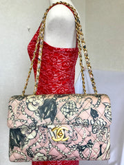 Vintage CHANEL pink coated canvas 2.55 jumbo chain shoulder bag with hat, pearl, bow, camellia, and jewelry illustration print. Rare masterpiece. VES 20190312