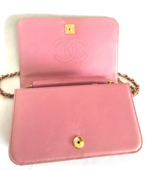 Vintage CHANEL milky pink genuine lizard leather 2.55 shoulder bag with golden CC mark and and chain strap. Rare masterpiece.